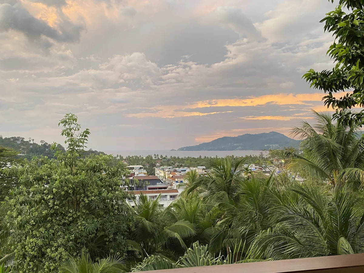 La costa y las colinas de Phuket, Tailandia