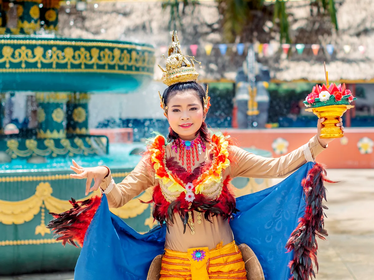 Bailarinas clásicas tailandesas con vestuarios de colores vivos